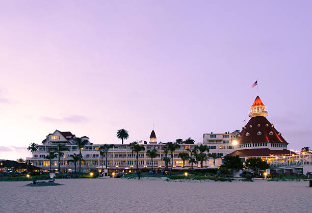 das hotel del coronado bei nacht - hotel del coronado stock-fotos und bilder