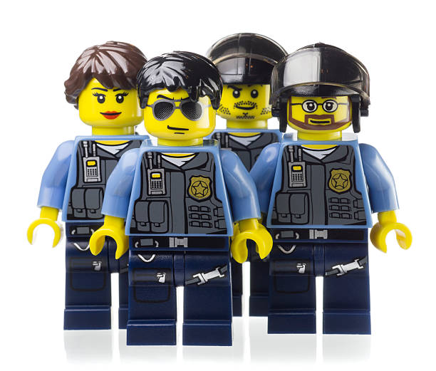 policías lego mini-figura - lego toy close up characters fotografías e imágenes de stock