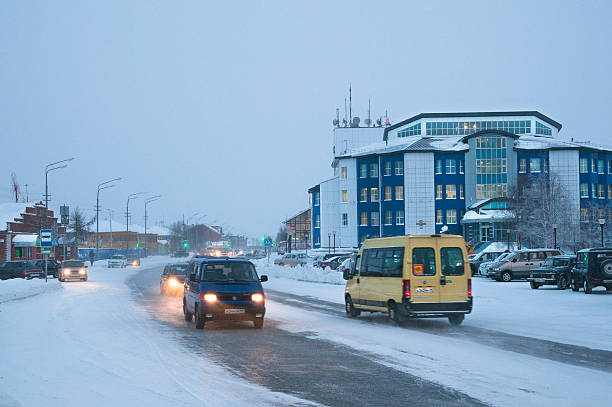 zima w mieście. - yamal peninsula winter tony snow cold zdjęcia i obrazy z banku zdjęć