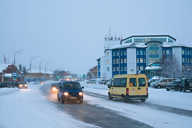 зима в городе. - yamal peninsula winter tony snow cold стоковые фото и изображения