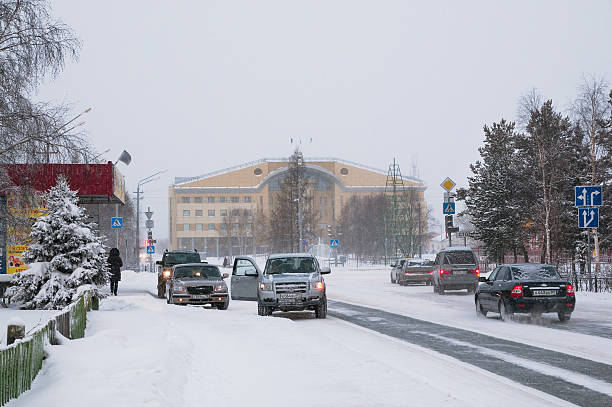 zima w mieście. - yamal peninsula winter tony snow cold zdjęcia i obrazy z banku zdjęć