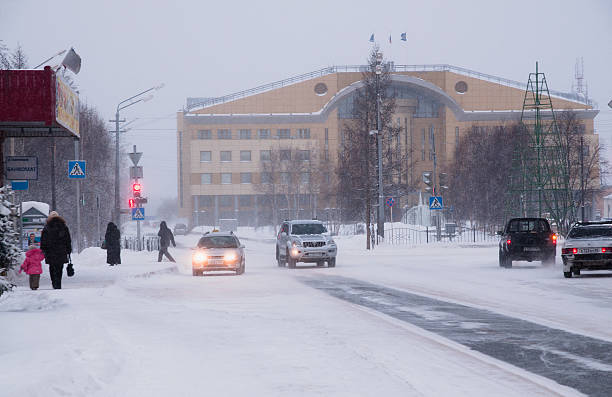 zima w mieście. - yamal peninsula winter tony snow cold zdjęcia i obrazy z banku zdjęć