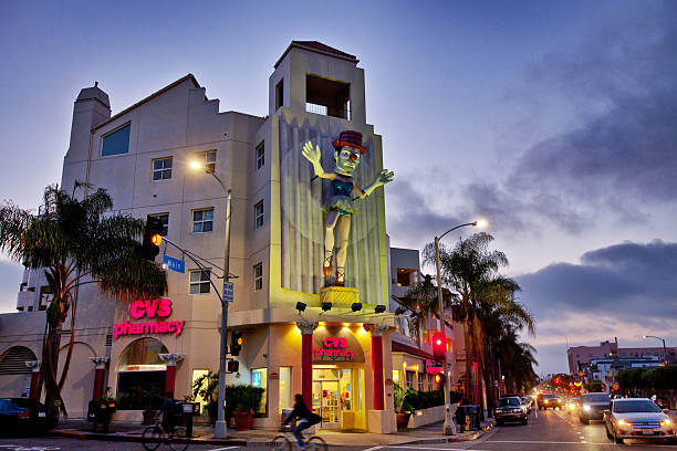 apteki cvs w venice beach, kalifornia - street name sign small town america street street light zdjęcia i obrazy z banku zdjęć