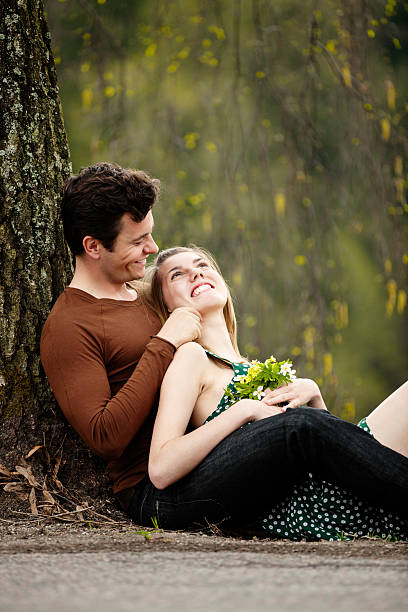 Joven Alegre Pareja En Árbol Foto de stock y más banco de imágenes de Debajo de - Debajo de, Sentado, Árbol - iStock Joven Alegre Pareja En Árbol Foto de stock y más banco de imágenes de Debajo de - Debajo de, Sentado, Árbol - iStock