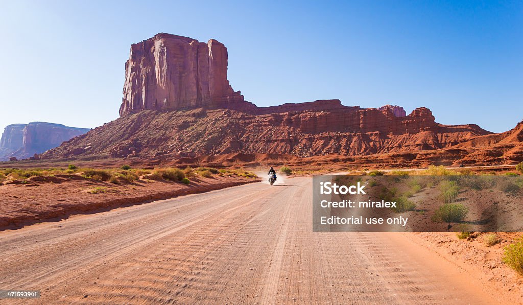 Motociclista Riding in Monument Valley, Arizona, Estados Unidos - Foto de stock de Aire libre libre de derechos