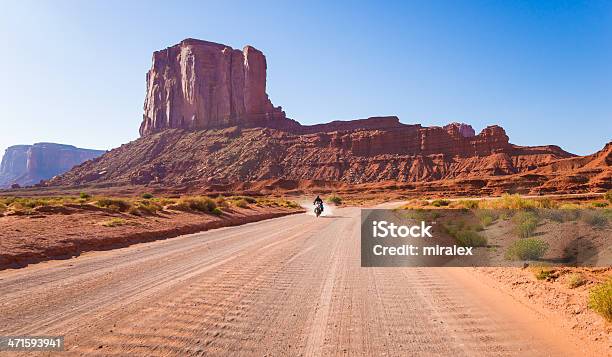 Motociclista Riding In Monument Valley Arizona Estados Unidos Foto de stock y más banco de imágenes de Aire libre