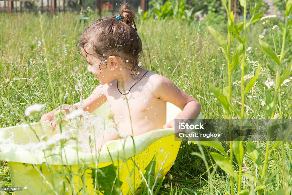 Bambino in una vasca da bagno - Foto stock royalty-free di 18-23 mesi