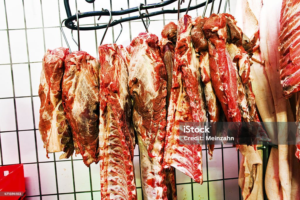 Carne en una casa para almacenamiento frío - Foto de stock de Alimento libre de derechos