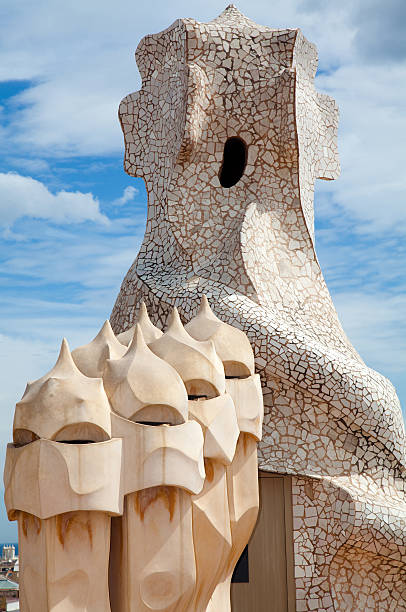 antoni gaudí di lavoro sul tetto di casa milà - la pedrera barcelona catalonia balcony foto e immagini stock