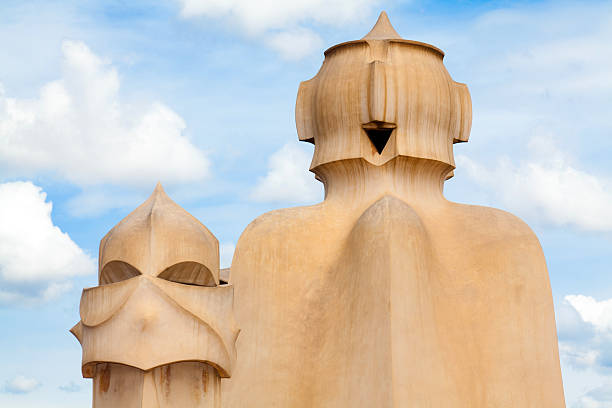 antoni gaudí di lavoro sul tetto di casa milà - la pedrera barcelona catalonia balcony foto e immagini stock