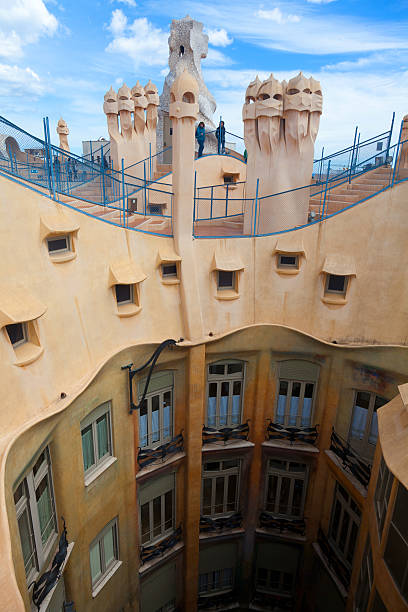 antoni gaudí di lavoro sul tetto di casa milà - la pedrera barcelona catalonia balcony foto e immagini stock