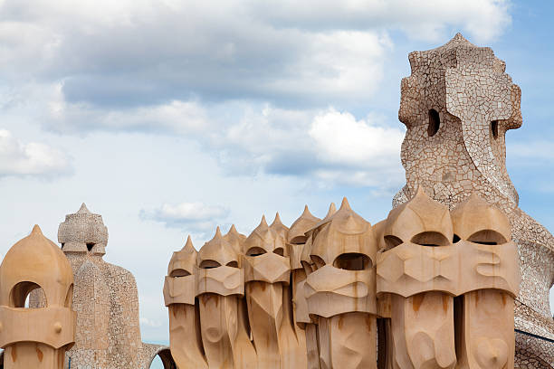 antoni gaudí di lavoro sul tetto di casa milà - la pedrera foto e immagini stock