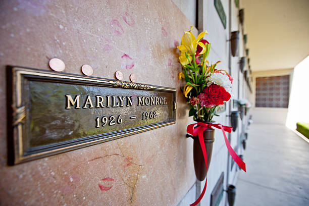 marilyn monroe grab, los angeles - marilyn monroe stock-fotos und bilder