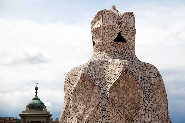 antoni gaudí di lavoro sul tetto di casa milà - la pedrera barcelona catalonia balcony foto e immagini stock