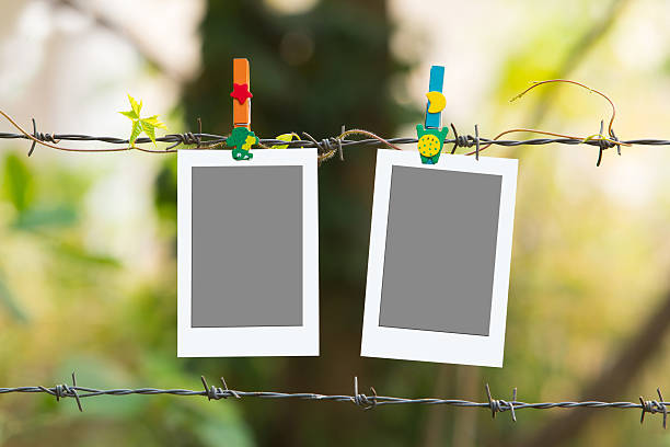 photo frames on alambradas con clothespins de color - hang to dry audio fotografías e imágenes de stock