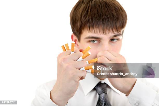 Hombre Aplastamiento A Los Cigarrillos Foto de stock y más banco de imágenes de 16-17 años - 16-17 años, Adicción, Adolescente