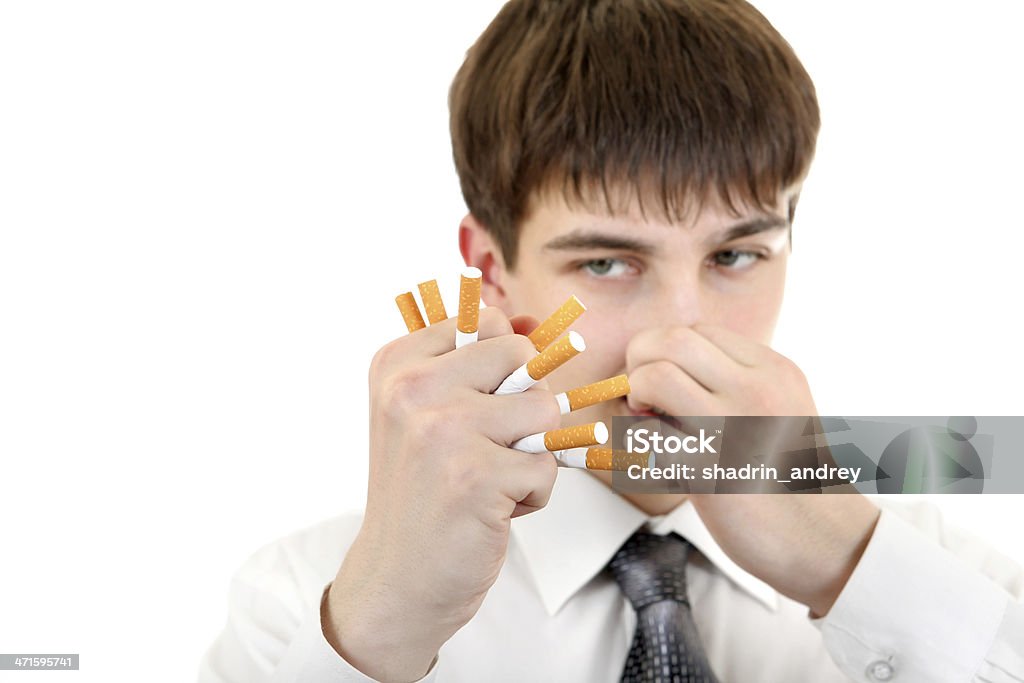 Homem esmagamento de cigarros - Foto de stock de 16-17 Anos royalty-free