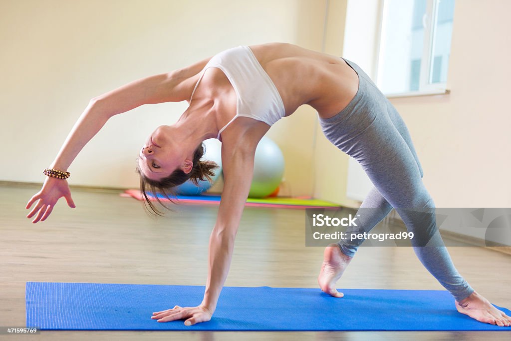 Hermosa joven mujer yoga ejercicios - Foto de stock de Actividades recreativas libre de derechos