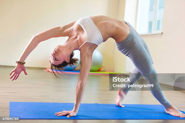 Hermosa Joven Mujer Yoga Ejercicios Foto de stock y más banco de imágenes de Actividades recreativas - Actividades recreativas, Actividades y técnicas de relajación, Adulto