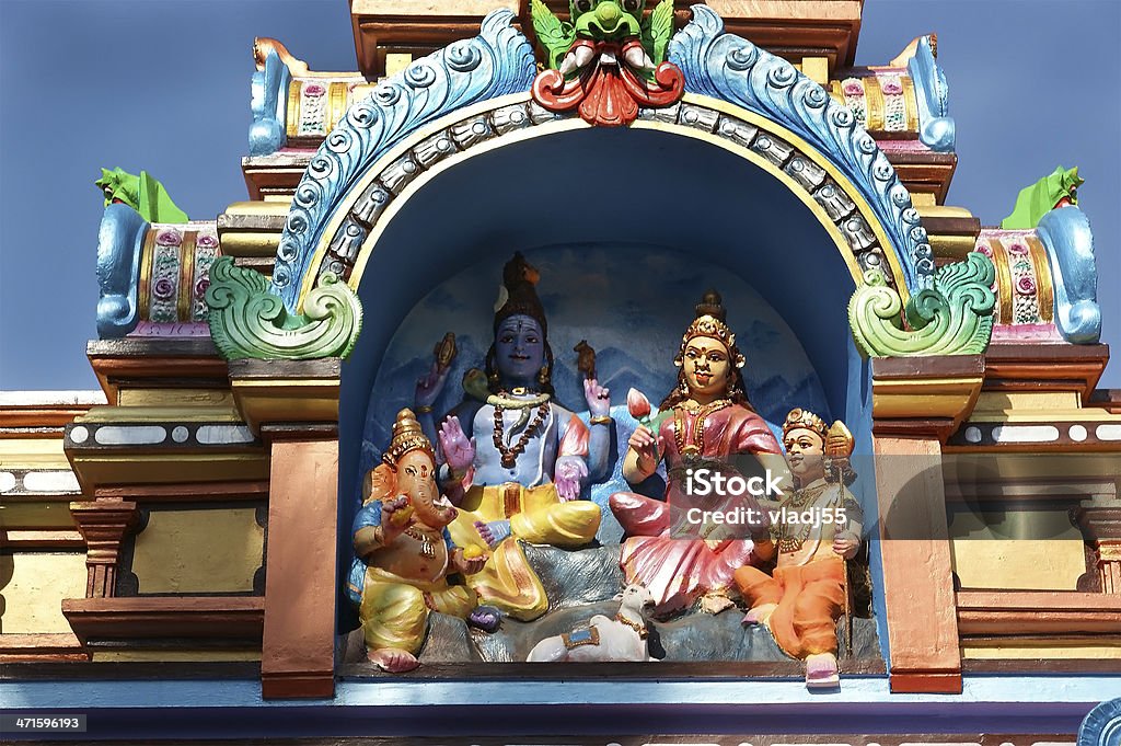 Tradycyjne statues of gods i goddesses w hinduskiej świątyni - Zbiór zdjęć royalty-free (Architektura)