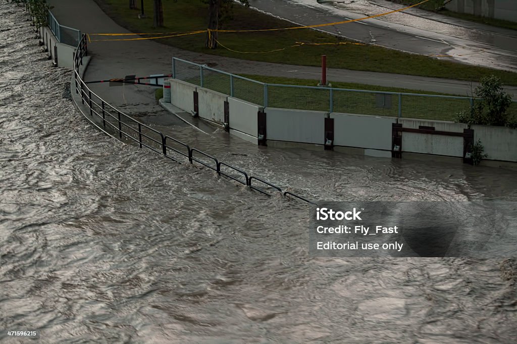 Inundado de ciclovias ao longo do Bow River, de Calgary - Foto de stock de 2000-2009 royalty-free