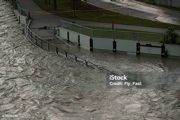 Foto de Inundado De Ciclovias Ao Longo Do Bow River De Calgary e mais fotos de stock de 2000-2009