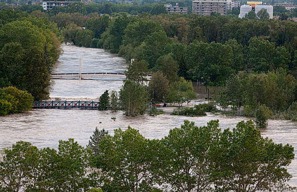 río bow inundación prince's island park en calgary - calgary bridge flood alberta fotografías e imágenes de stock