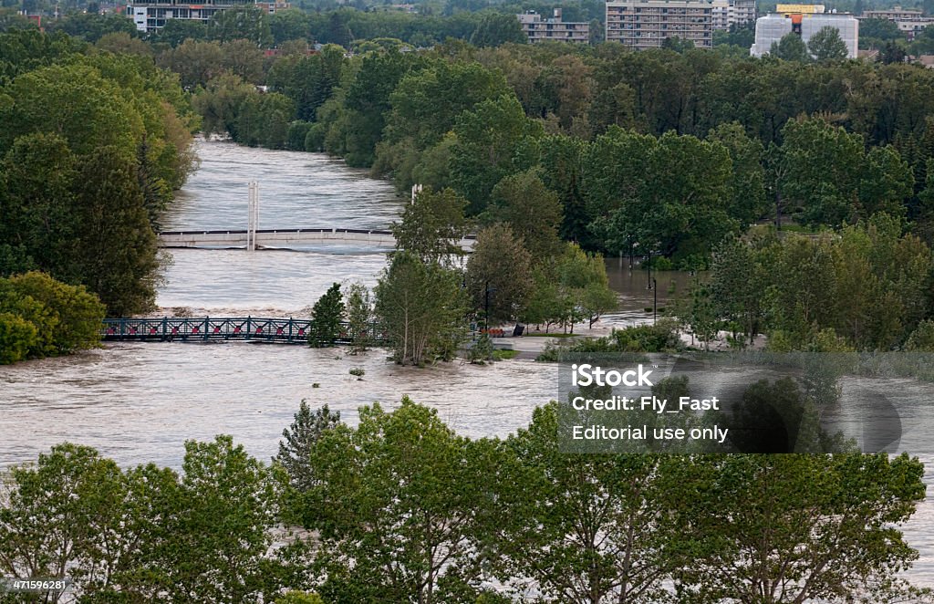 Река Боу наводнение Prince "s Island Park и в Калгари (Calgary) - Стоковые фото 2000-2009 роялти-фри
