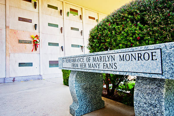 marilyn monroe graves, los ángeles - marilyn monroe fotografías e imágenes de stock