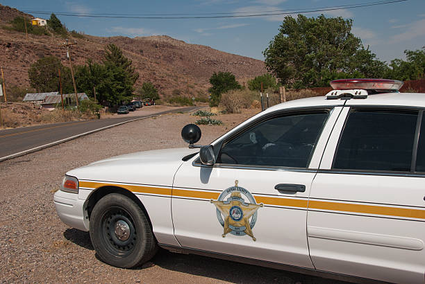 шериф's автомобиль ждут speeders - humor deputy officer police стоковые фото и изображения