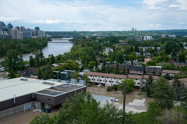 calgary difusión de 2013 - calgary street flood alberta fotografías e imágenes de stock