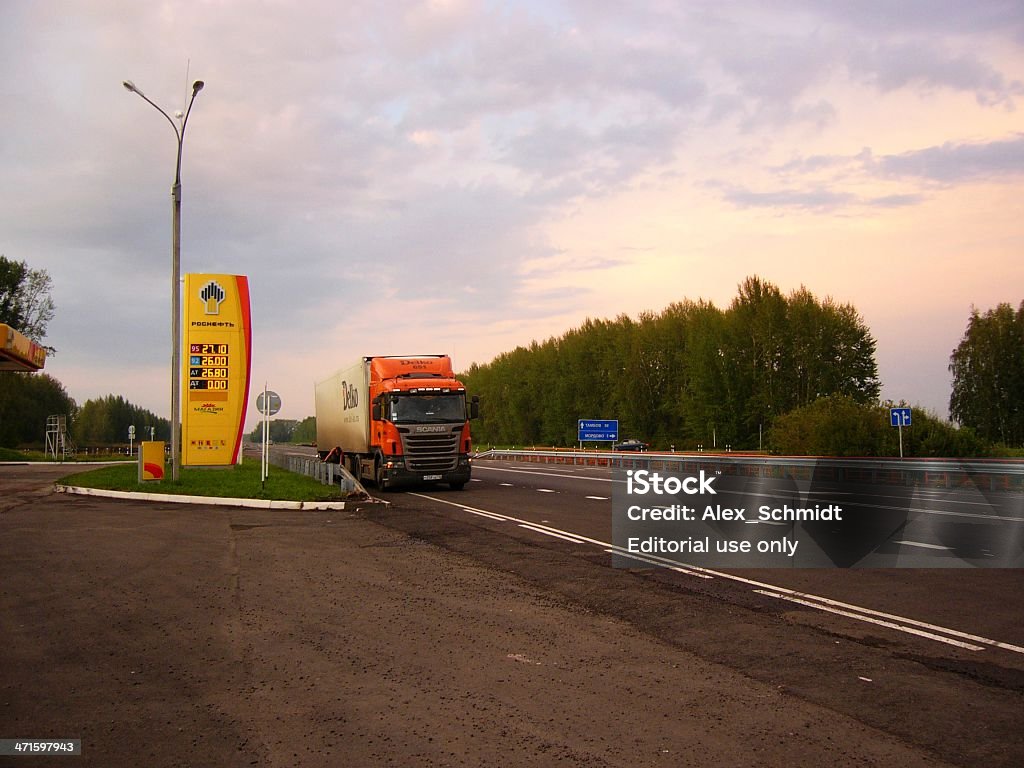Грузовик и шоссе, АЗС рекламный щит на закате - Стоковые фото АЗС роялти-фри