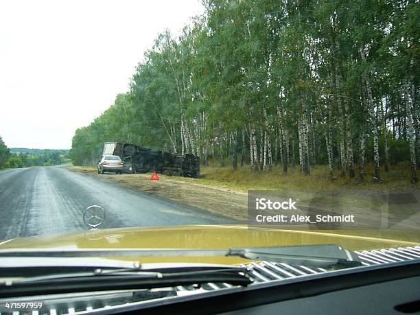 Photo libre de droit de Long Non Trafic Autoroute Et Accident banque d'images et plus d'images libres de droit de A l'envers - A l'envers, Accident bénin, Accident de voiture