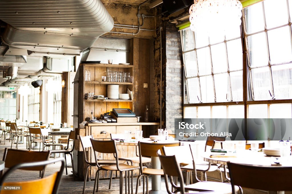 Interior do restaurante com serviço de mesa - Foto de stock de Restaurante royalty-free