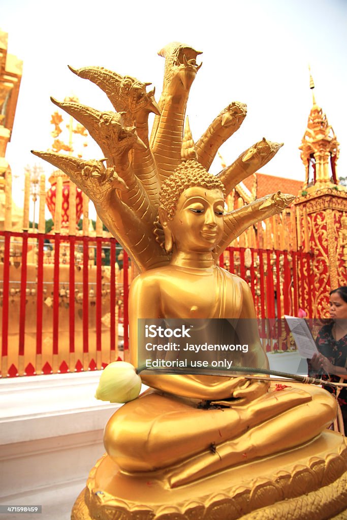 Buda dorado en el Altar - Foto de stock de Altar libre de derechos