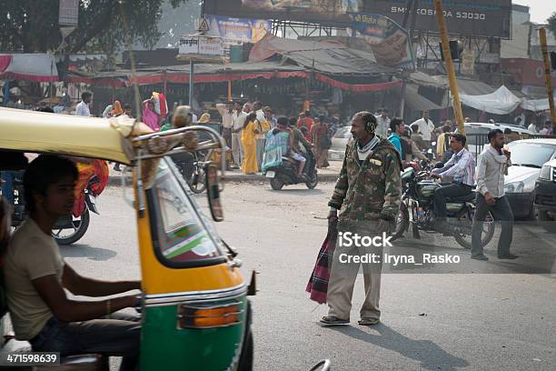 Foto de Idosos Indian Pedestres Em Roupas Quentes Para A Típica Rua e mais fotos de stock de Acaso