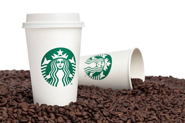 kaffee von starbucks - starbucks coffee bean editorial stock-fotos und bilder