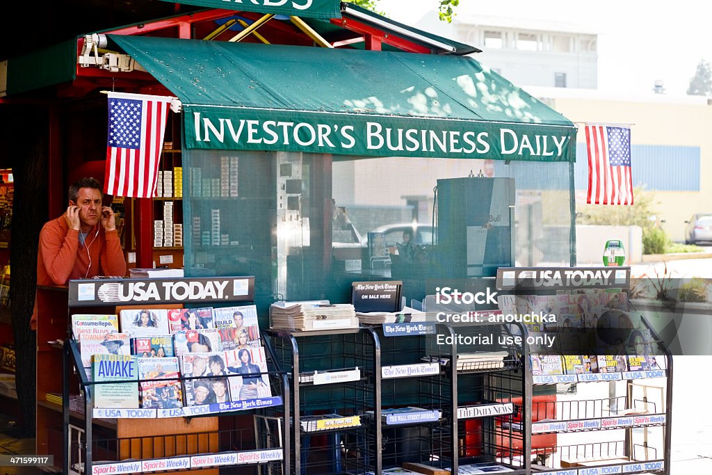 Un kiosque à journaux à Los Angeles, États-Unis - Photo de Adulte libre de droits