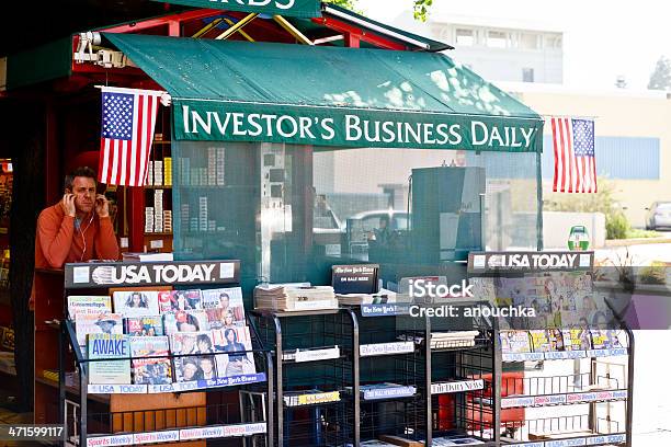 Photo libre de droit de Un Kiosque À Journaux À Los Angeles Étatsunis banque d'images et plus d'images libres de droit de Adulte - Adulte, Californie, Cigarette