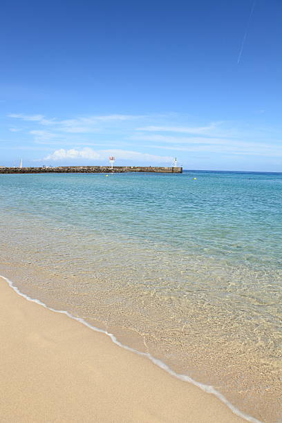 istock Saint Gilles les Bains Beach - Reunion 471599509