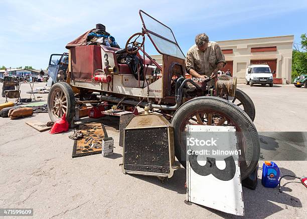 Retrò Di Riparazione Auto Ford Modello T 1913 Anno - Fotografie stock e altre immagini di Ford - Marca di veicoli - Ford - Marca di veicoli, Gara di rally, Ambientazione esterna