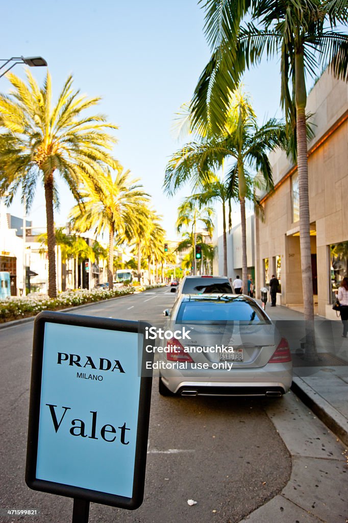 Panneau de stationnement avec voiturier à proximité du magasin Prada sur Rodeo Drive - Photo de Beverly Hills libre de droits