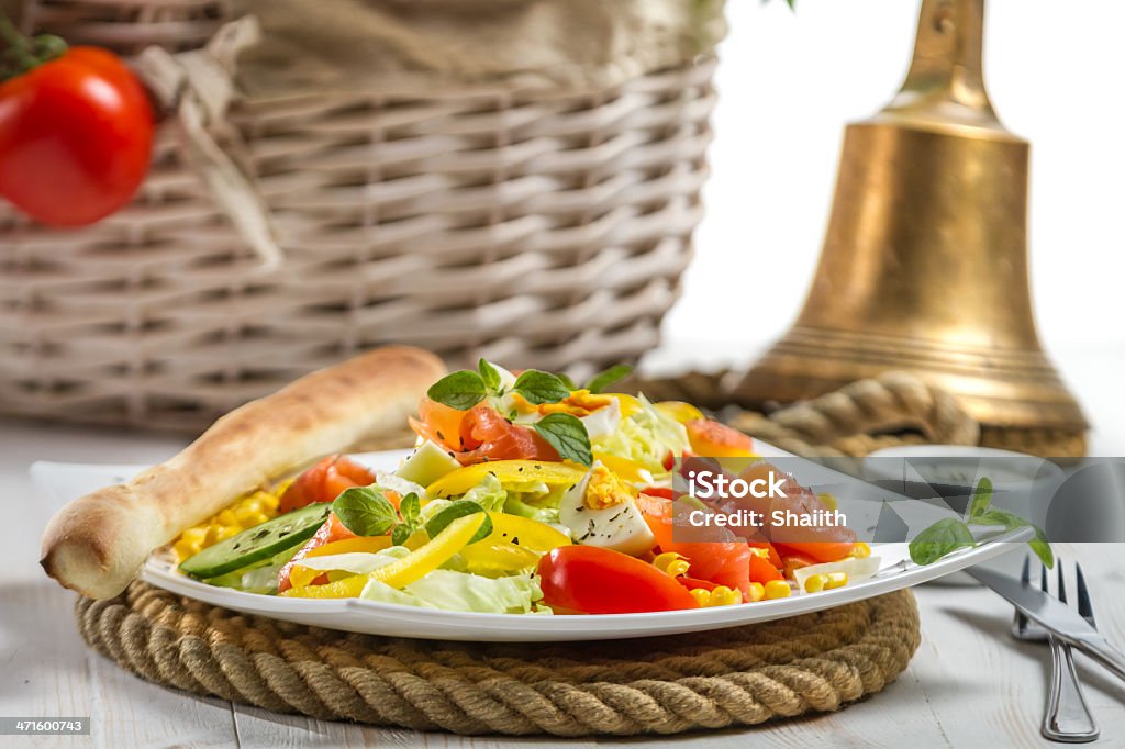 Detalhe de saudável Salada com salmão e legumes frescos - Foto de stock de Abaixo do peso royalty-free