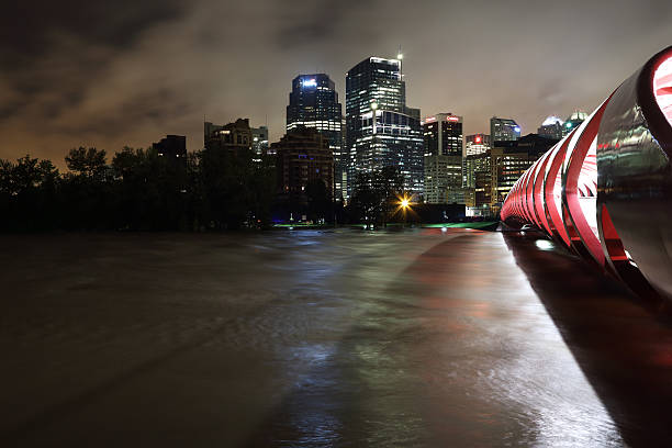 calgary, alberta powodzie - flood bridge calgary alberta zdjęcia i obrazy z banku zdjęć