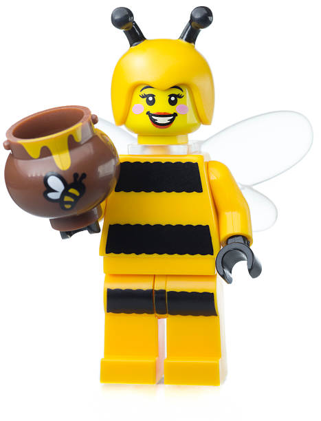девушка в виде шмеля lego мини-фигуры - lego toy close up characters стоковые фото и изображения