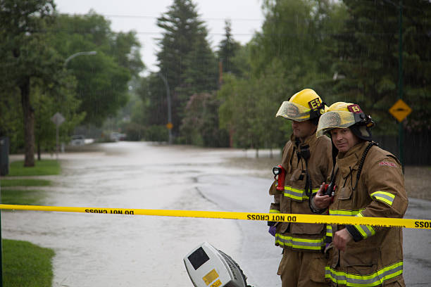 fuego luchadores preparar para buscar víctimas de las inundaciones - calgary street flood alberta fotografías e imágenes de stock