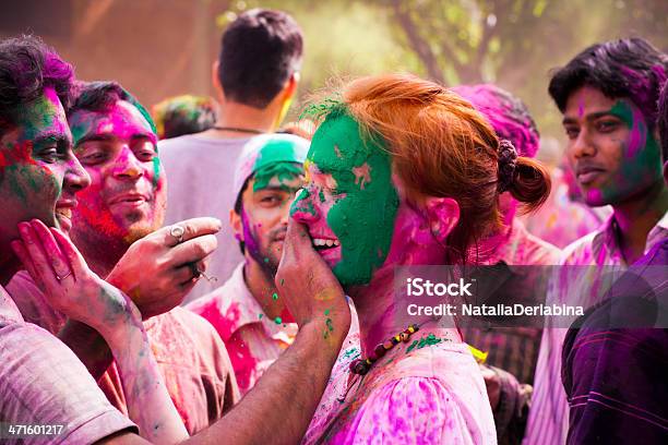 Celebrações Festival De Holi Na Índia - Fotografias de stock e mais imagens de Adulto - Adulto, Claro, Colorido