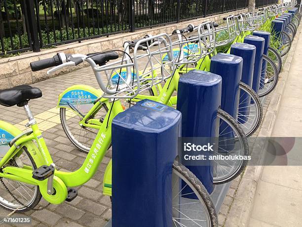 Público Bicicletas Fijas Foto de stock y más banco de imágenes de 2013 - 2013, Aire libre, Amarillo - Color