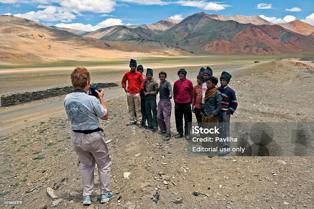 Femme photographier plus Plains Homme indien sur l'Inde - Photo de Groupe multi-ethnique libre de droits