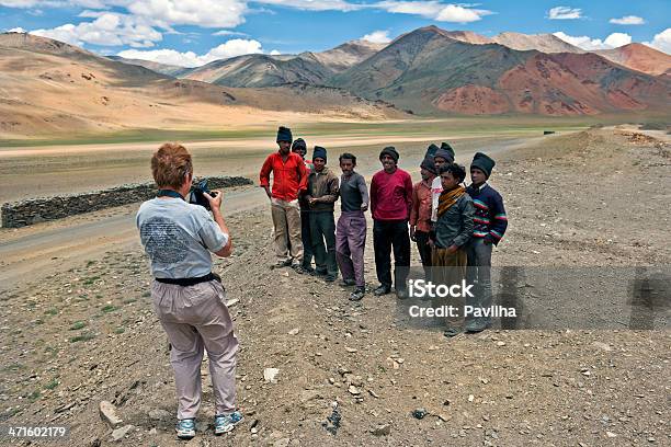 Photo libre de droit de Femme Photographier Plus Plains Homme Indien Sur Linde banque d'images et plus d'images libres de droit de Groupe multi-ethnique